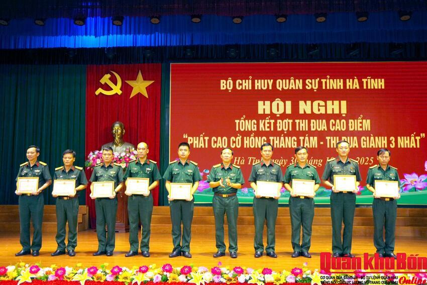 Bộ Chỉ huy Quân sự tỉnh Hà Tĩnh: 30 tập thể, cá nhân được khen thưởng trong đợt thi đua cao điểm