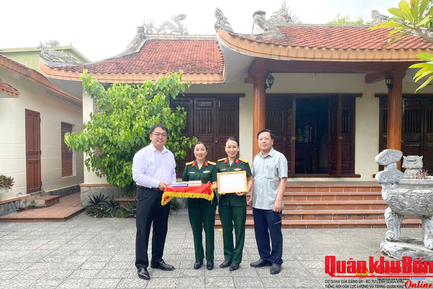 Bảo tàng Quân khu 4 tiếp nhận kỷ vật của Thiếu tướng Hoàng Đan