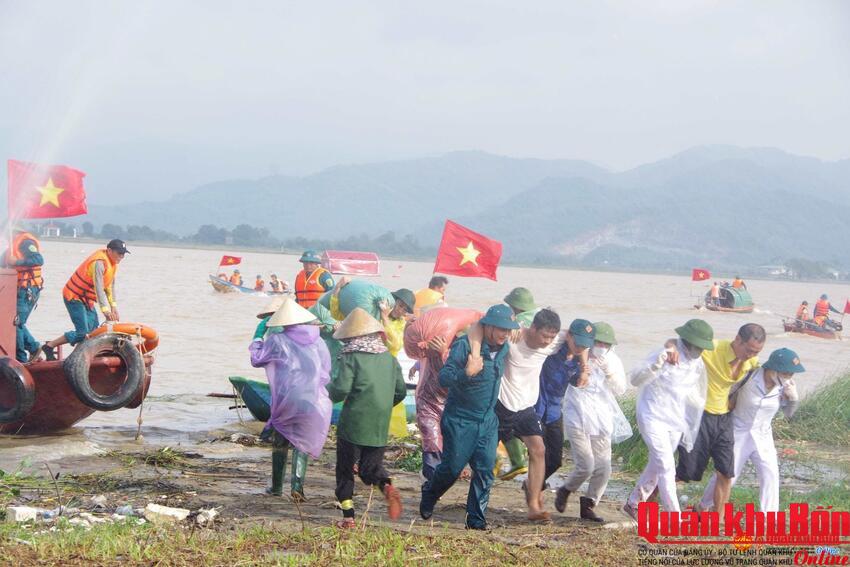Huyện Hưng Nguyên (tỉnh Nghệ An) tổ chức thành công diễn tập phòng, chống bão lụt - tìm kiếm cứu nạn năm 2024