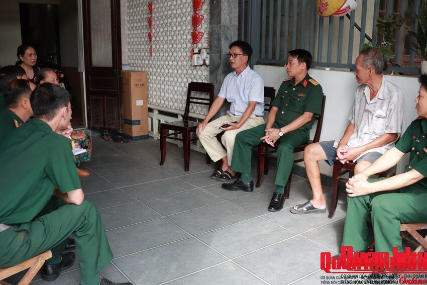 Bộ Chỉ huy Quân sự thành phố Huế khảo sát khu vực mộ tập thể hài cốt liệt sĩ tại phường Phú Xuân