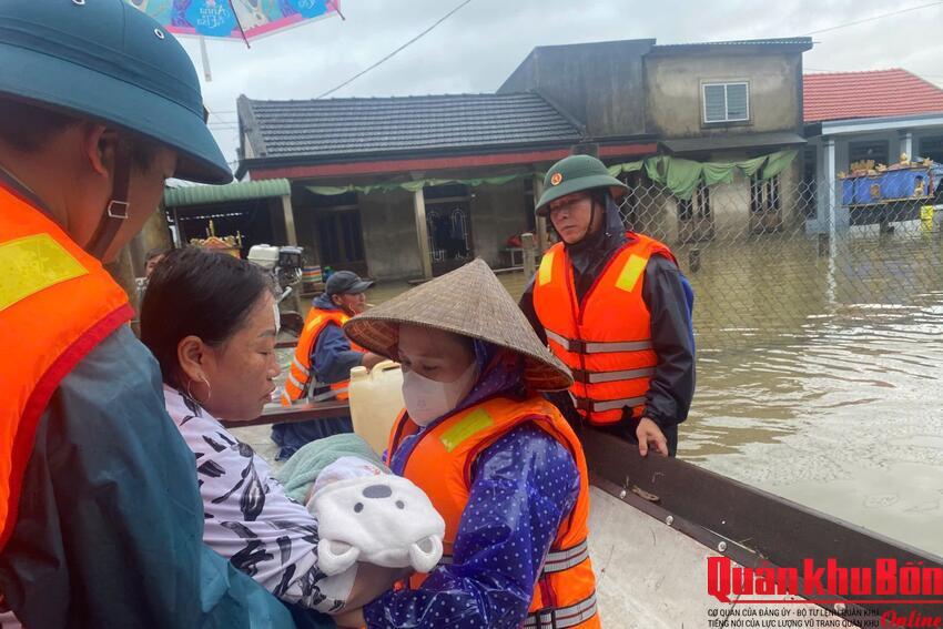 Quyết tâm không để người dân đói, rét do mưa lũ