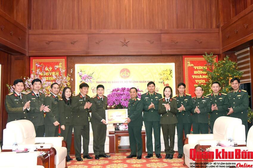 Công an tỉnh Nghệ An chúc Tết Bộ Tư lệnh Quân khu 4