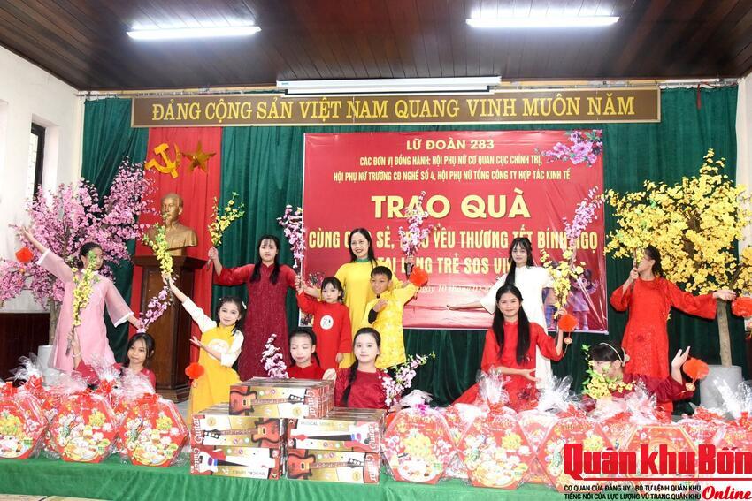 Lữ đoàn Phòng không 283: Trao quà “Cùng chia sẻ, trao yêu thương” tại Làng trẻ SOS Vinh