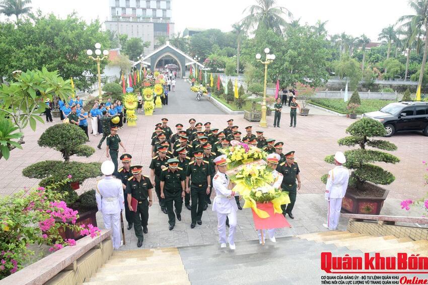 Thường vụ Đảng ủy, Bộ Tư lệnh Quân khu 4 dâng hương tưởng niệm các Anh hùng liệt sĩ tại Nghĩa trang Liệt sĩ thành phố Vinh