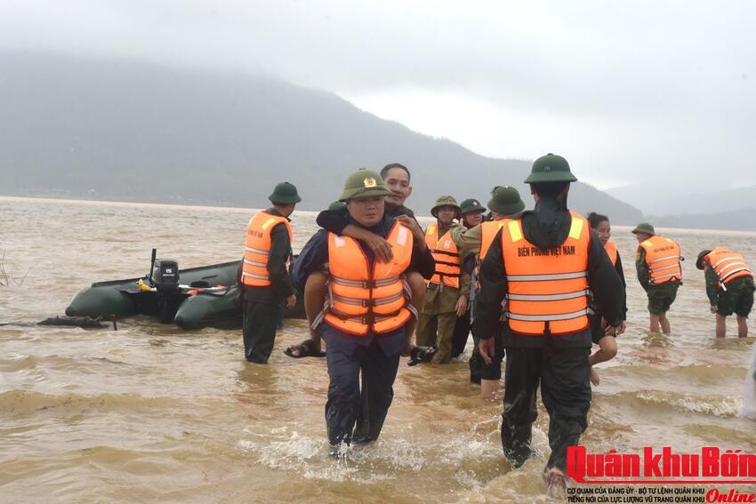 Quân khu 4: Tăng cường hoạt động công tác Đảng, công tác chính trị trong ứng phó mưa lũ