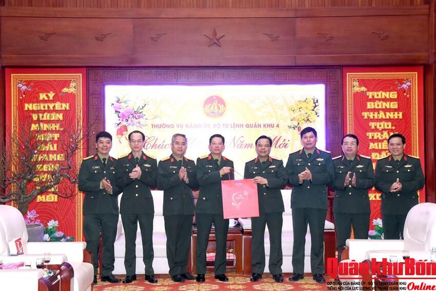 Lãnh đạo Tập đoàn Viettel thăm, chúc Tết Bộ Tư lệnh Quân khu 4