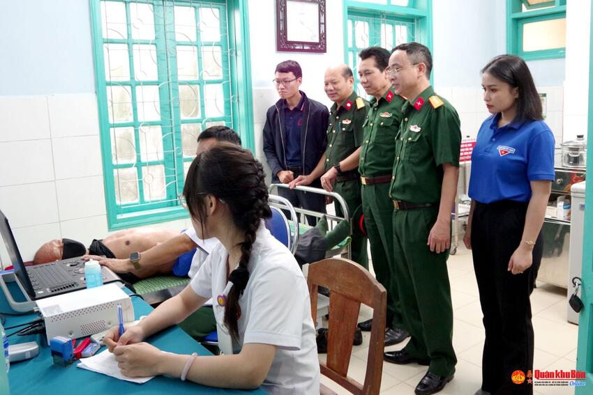 Bệnh viện Quân y 268 khám, cấp thuốc miễn phí cho nhân dân xã biên giới A Lưới 1