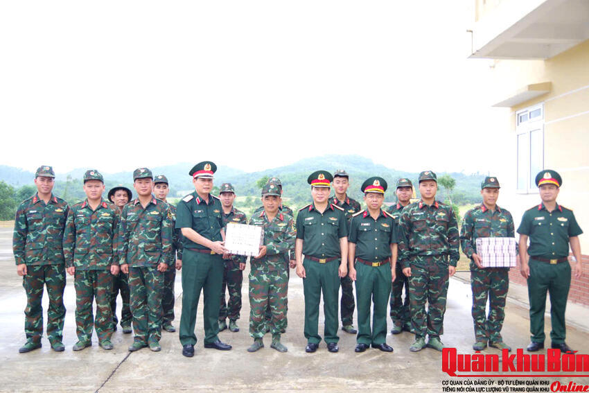 Bộ Tham mưu Quân khu 4 thăm, động viên đội tuyển xạ thủ bắn tỉa
