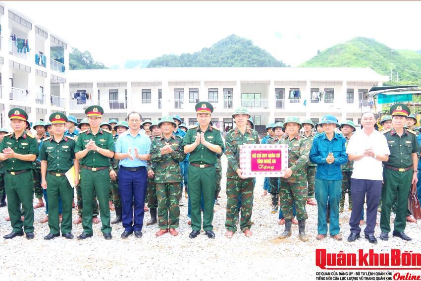 Bộ Chỉ huy Quân sự tỉnh Nghệ An thăm, động viên lực lượng tham gia xây dựng trường Liên cấp xã Na Ngoi