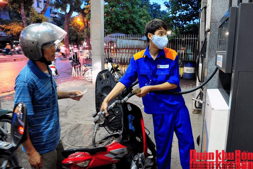 Vì sao giá xăng dầu giảm mạnh, có loại hạ tới gần 8.000 đồng/lít?