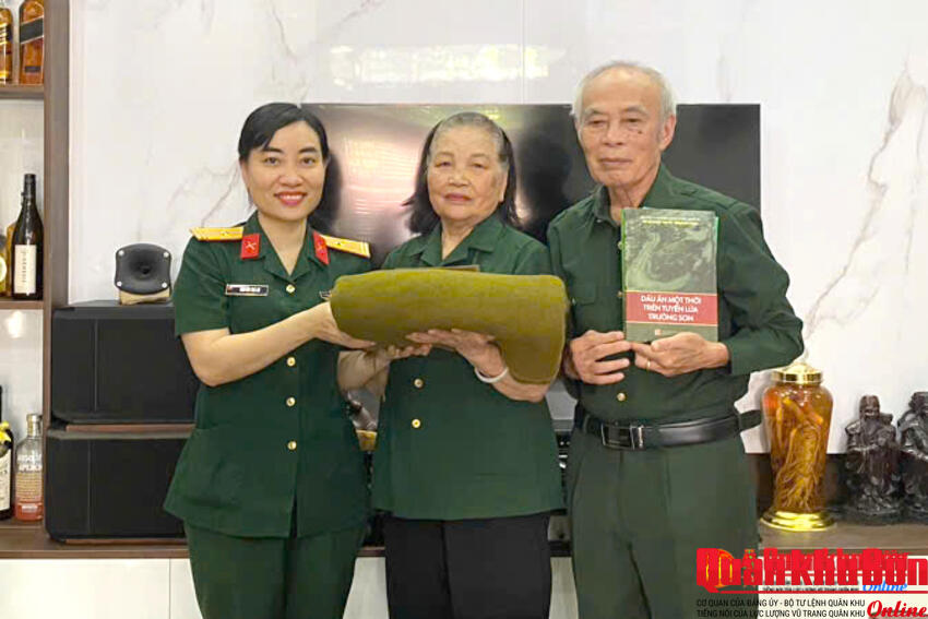 Bảo tàng Quân khu 4 tiếp nhận kỷ vật của vợ chồng cựu thanh niên xung phong