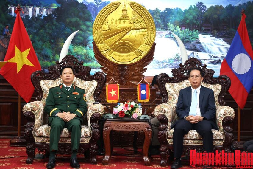 Thiếu tướng Lê Văn Trung, Phó Chính ủy Quân khu 4 chúc Tết cổ truyền BunPiMay tại tỉnh Salavan (Lào)