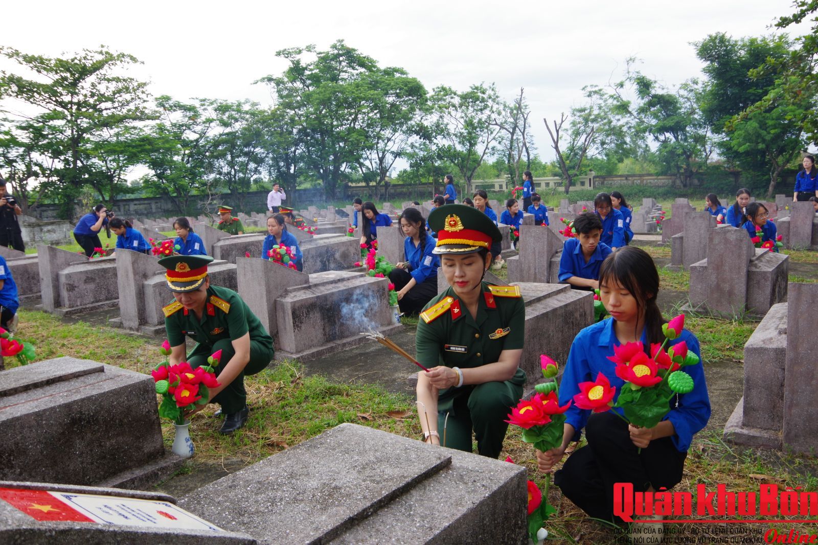 Hà Tĩnh tổ chức chương trình “Hoa dâng mộ liệt sĩ”