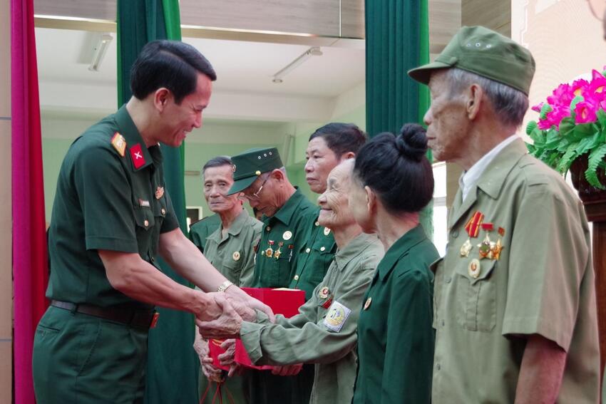 Tặng quà các đối tượng chính sách