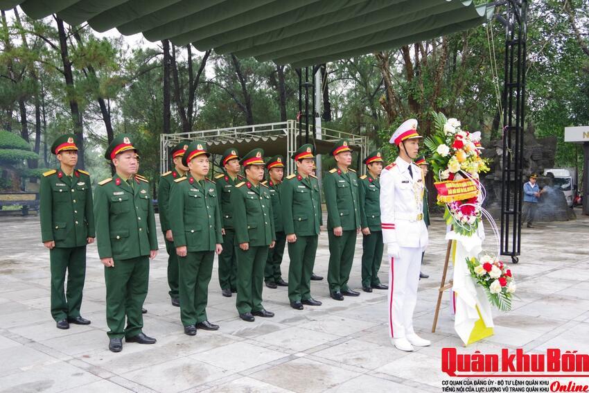 Đảng ủy, Bộ Chỉ huy Quân sự tỉnh Quảng Trị dâng hoa, dâng hương viếng các Anh hùng liệt sĩ