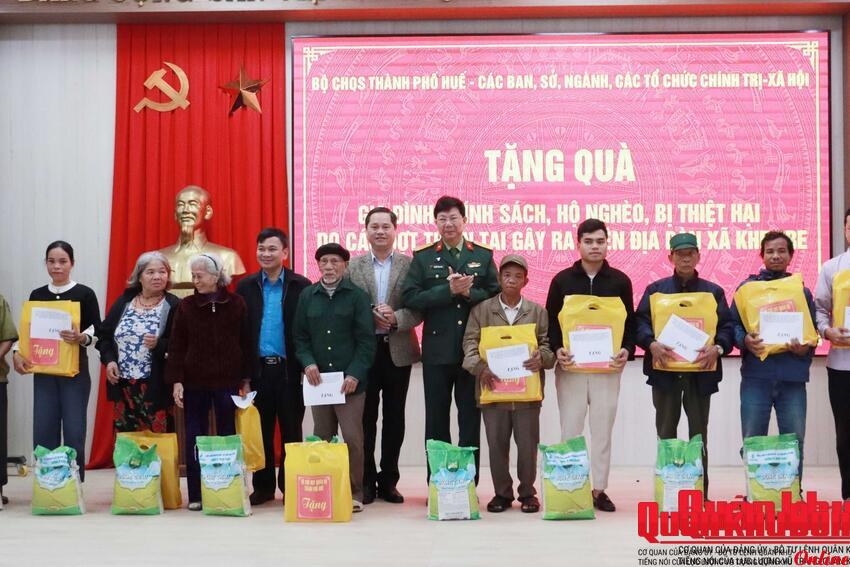 Bộ Chỉ huy Quân sự thành phố Huế phối hợp hỗ trợ người dân vùng lũ