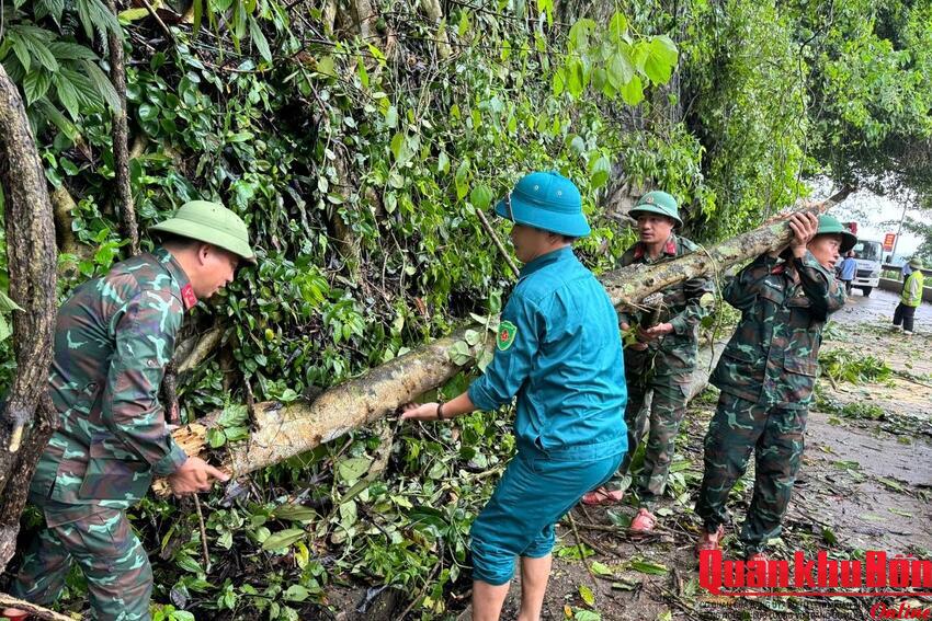 Ban Chỉ huy Quân sự Con Cuông (Nghệ An) nỗ lực phối hợp thông quốc lộ 7A
