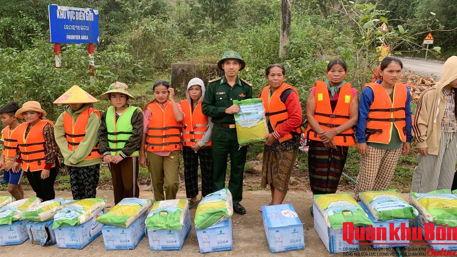 Bộ đội biên phòng trao hỗ trợ 5 tấn gạo và 1000 thùng nước lọc cho người dân vùng biên Quảng Trị