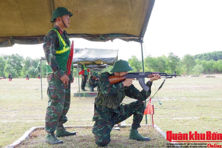 Chiến sĩ mới Trung đoàn 176 bình tĩnh, tự tin bắn mục tiêu bia số 7
