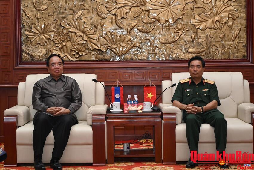 Bộ trưởng Kế hoạch và Đầu tư Lào thăm Quân khu 4