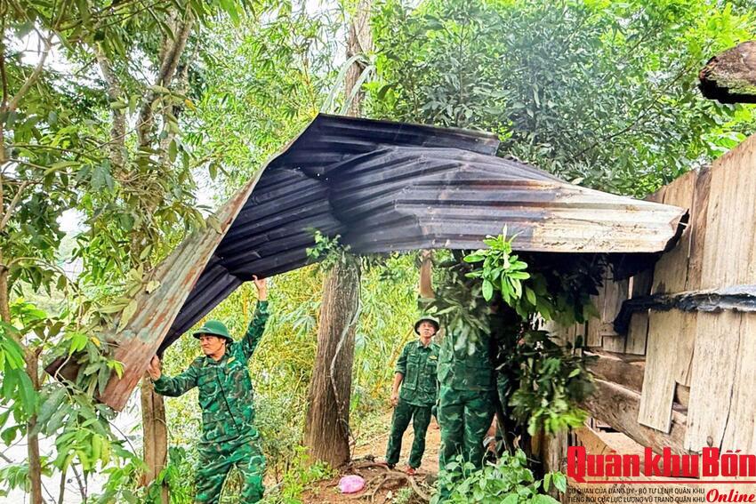Đồn Biên phòng Cửa khẩu Quốc tế La Lay kịp thời hỗ trợ Nhân dân khắc phục thiệt hại do dông lốc