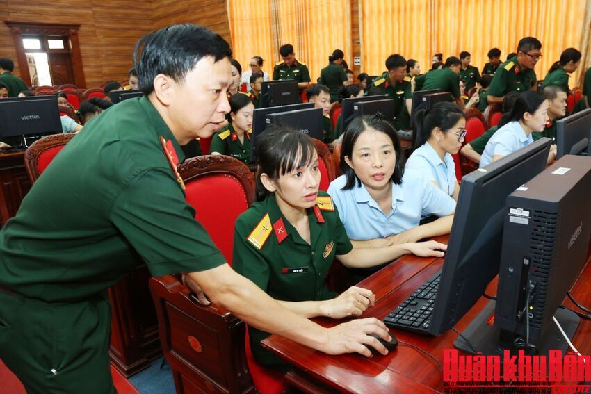 Phổ biến, bồi dưỡng, cập nhật kiến thức lý luận chính trị cho cán bộ, đảng viên trên Internet trong Quân đội