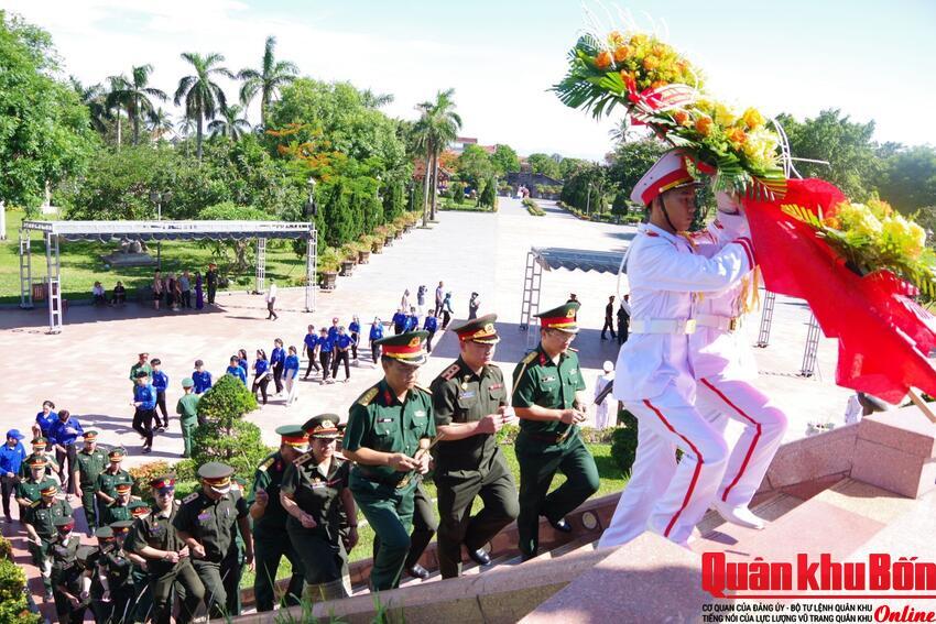 Đoàn sĩ quan trẻ Quân đội Lào dâng hương tại Khu di tích Quốc gia đặc biệt Thành cổ Quảng trị
