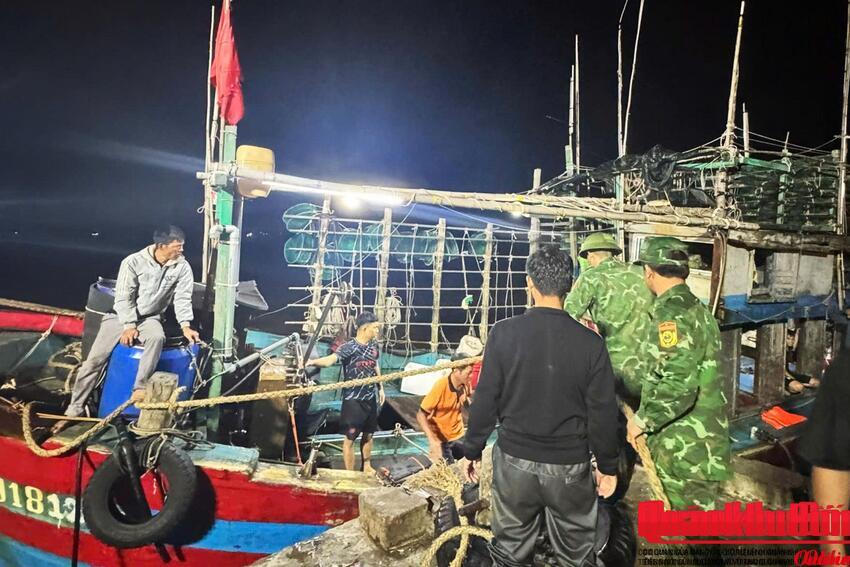 Quảng Trị: Chìm tàu cá trên biển, 7 ngư dân may mắn được cứu kịp thời