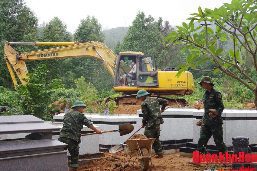 Thừa Thiên Huế: Hơn 60 cán bộ, chiến sĩ, lực lượng Dân quân tự vệ giúp Nhân dân khắc phục sạt lở do mưa lũ