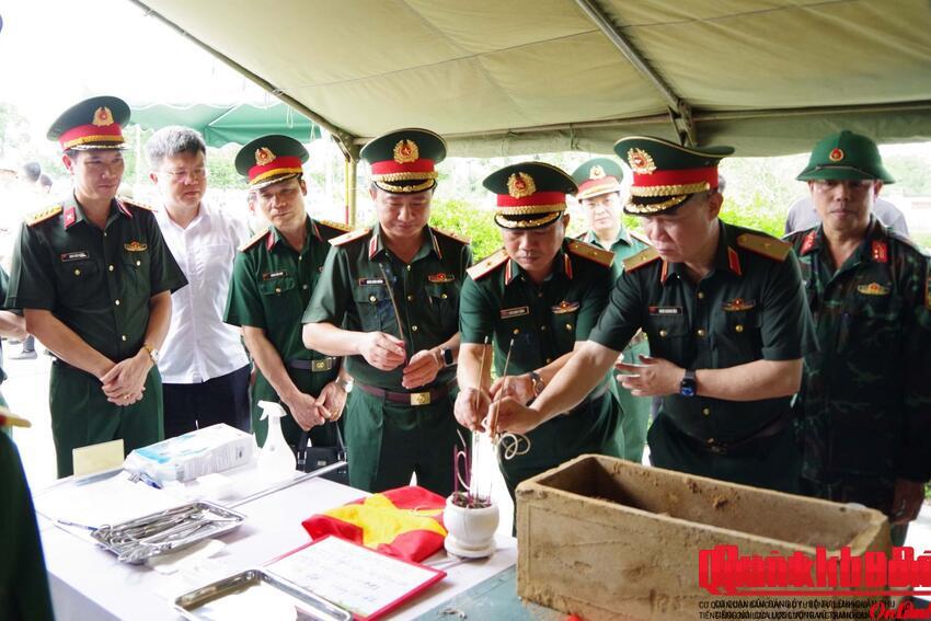 Thiếu tướng Đoàn Xuân Bường động viên lực lượng lấy mẫu sinh phẩm giám định ADN xác định danh tính hài cốt liệt sĩ