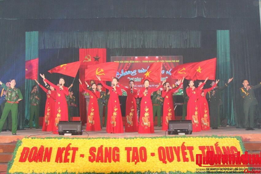 Đoàn Văn công Quân khu 4 biểu diễn tại thành phố Huế