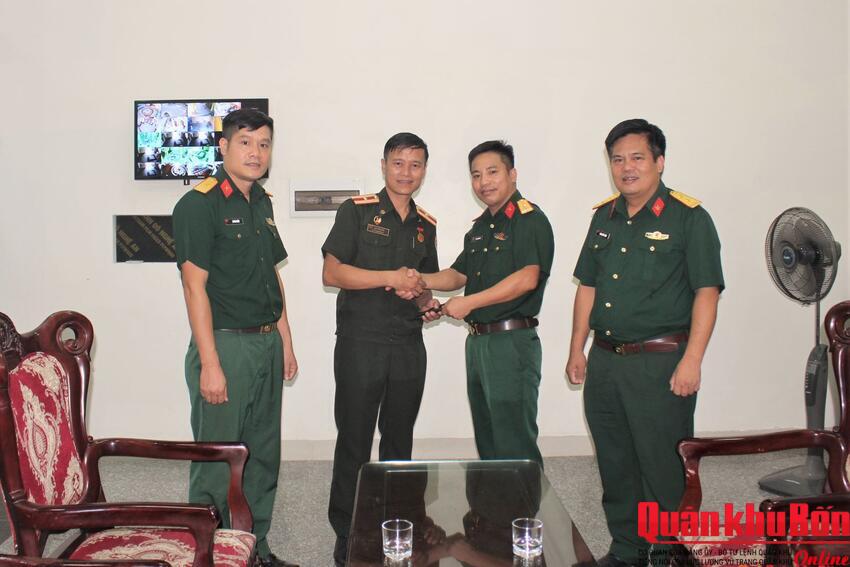 Bộ đội Việt Nam trả lại tài sản đánh rơi cho bộ đội Lào