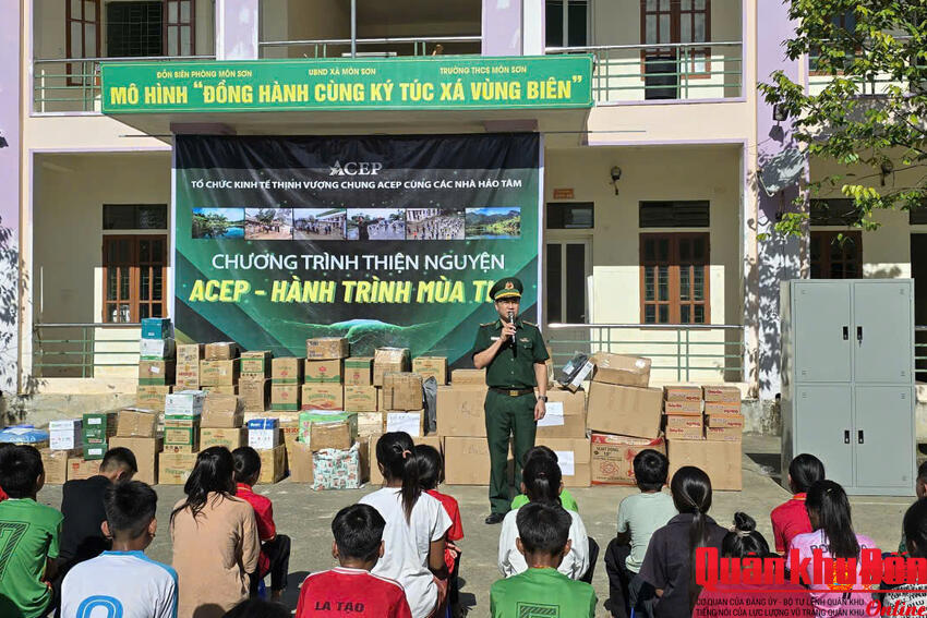 Chương trình “Hành trình mùa Thu” tặng quà cho các học sinh Đan Lai