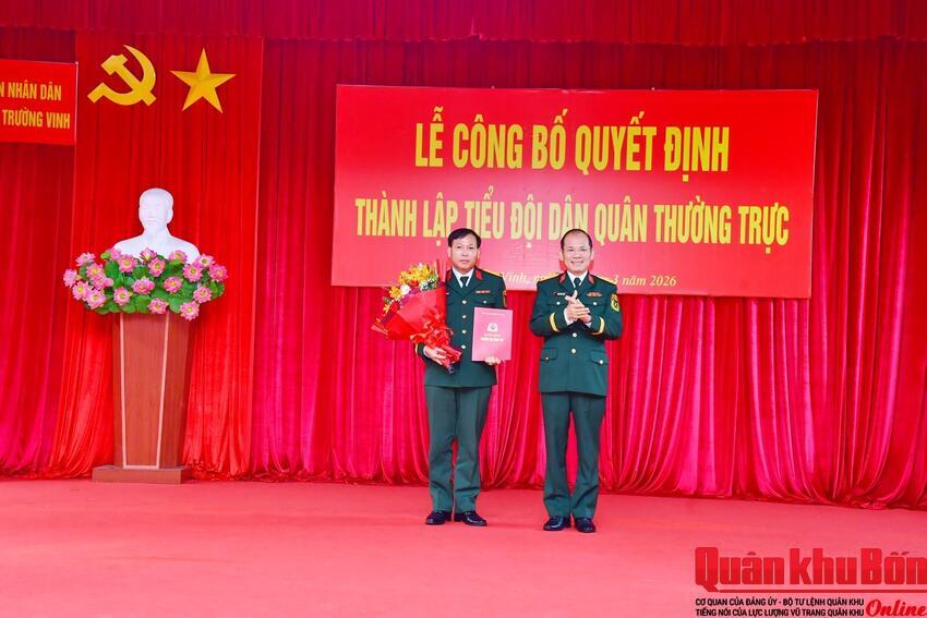Ủy ban Nhân dân phường Trường Vinh (Nghệ An) công bố quyết định thành lập Tiểu đội Dân quân thường trực.