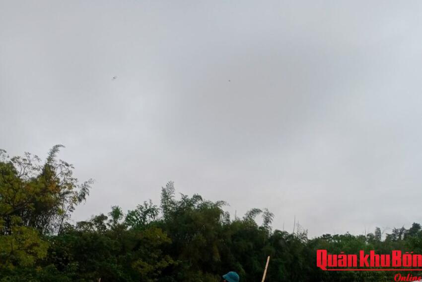 Lực lượng vũ trang huyện Hưng Nguyên giúp Nhân dân khắc phục hậu quả mưa lũ