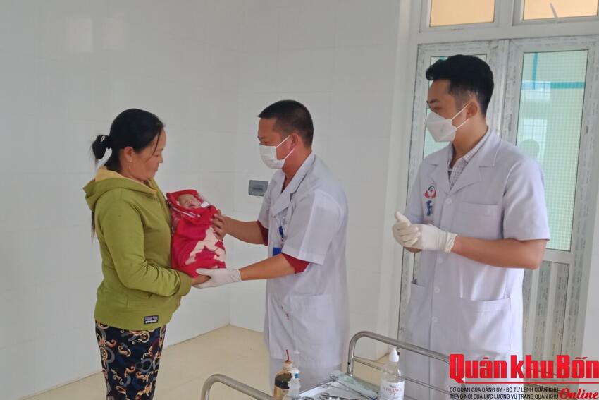 Bệnh xá Đoàn Kinh tế - Quốc phòng 4 đỡ đẻ thành công cho 2 sản phụ giữa mưa bão