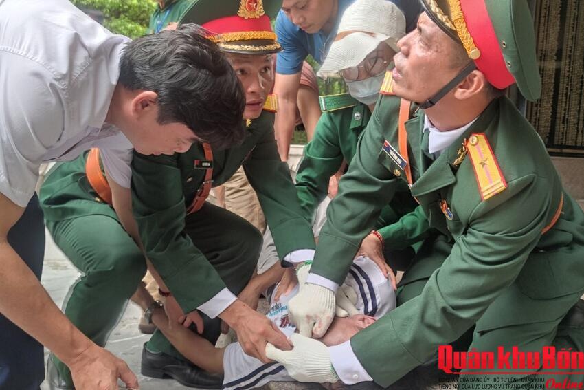 Bộ đội kịp thời sơ cứu người dân