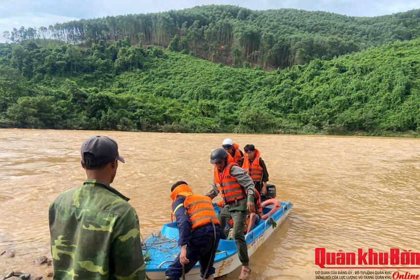Giải cứu 5 người dân mắc kẹt trong lũ