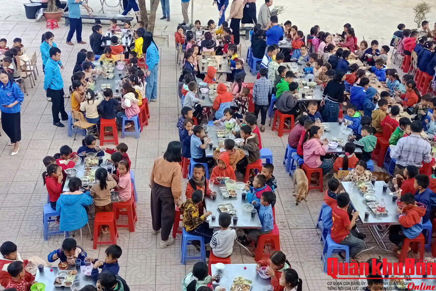 Đoàn Kinh tế - Quốc phòng 4: Tổ chức chương trình “Xuân biên cương - Tết ấm cho em”