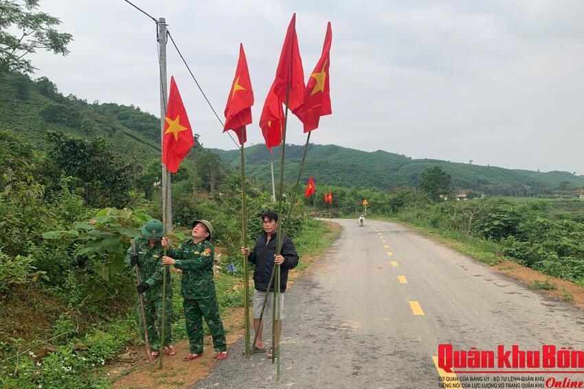 Bộ đội Biên phòng Bản Giàng chung tay chuẩn bị ngày hội bầu cử ở bản Rào Tre