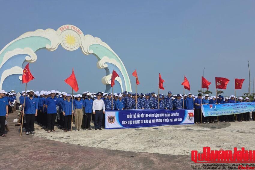 Hải đội 102 phối hợp ra quân làm sạch biển Xuân Thành, tuyên truyền chống khai thác IUU