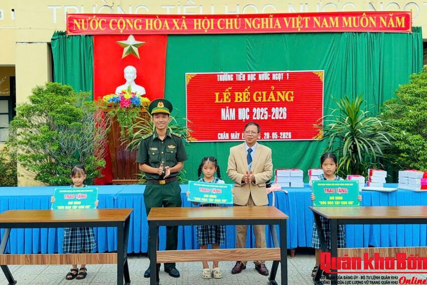 Đồn Biên phòng Cửa khẩu cảng Chân Mây trao mô hình “Góc học tập cho em” cho học sinh khó khăn