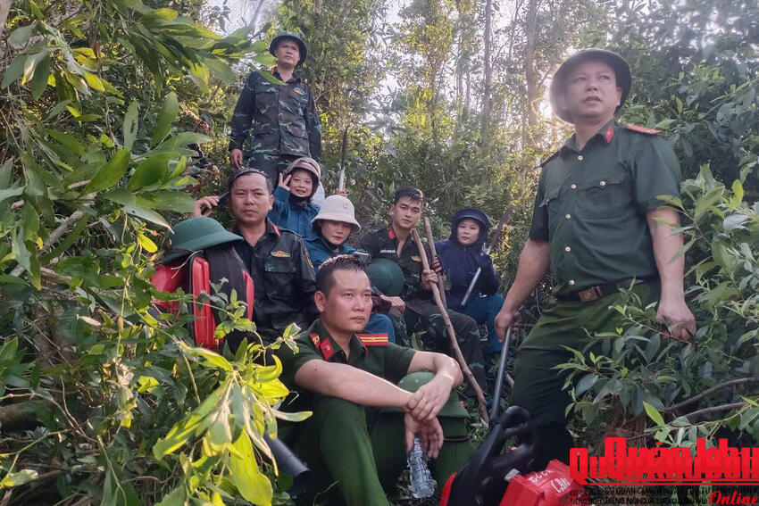 Hà Tĩnh: Hơn 300 người khống chế cháy rừng phòng hộ tại xã Nghi Xuân