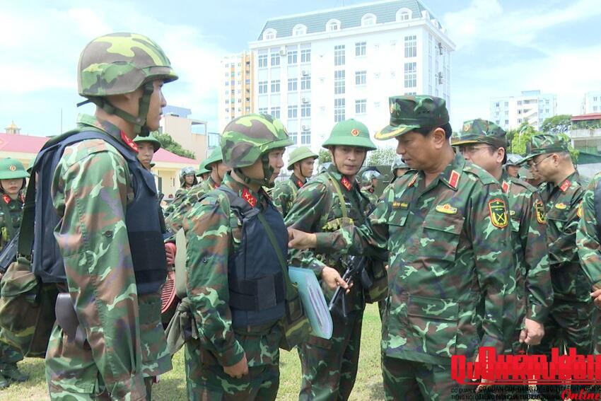 Trung tướng Hà Thọ Bình, Tư lệnh Quân khu  4: Kiểm tra công tác sẵn sàng chiến đấu tại tỉnh Thanh Hóa.