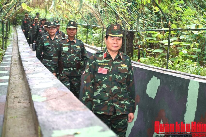 Đại tướng Nguyễn Tân Cương kiểm tra, chỉ đạo diễn tập khu vực phòng thủ tỉnh Nghệ An