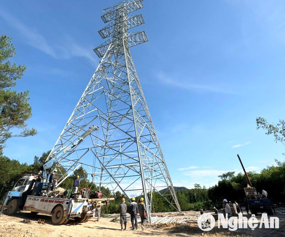 Các kỹ sư, công nhân gói thầu 36 nỗ lực dựng cột vị trí cột giao chéo 337-338, đoạn qua địa bàn xã Nam Thái, huyện Nam Đàn, ngày 11/6. Ảnh: Thu Huyền
