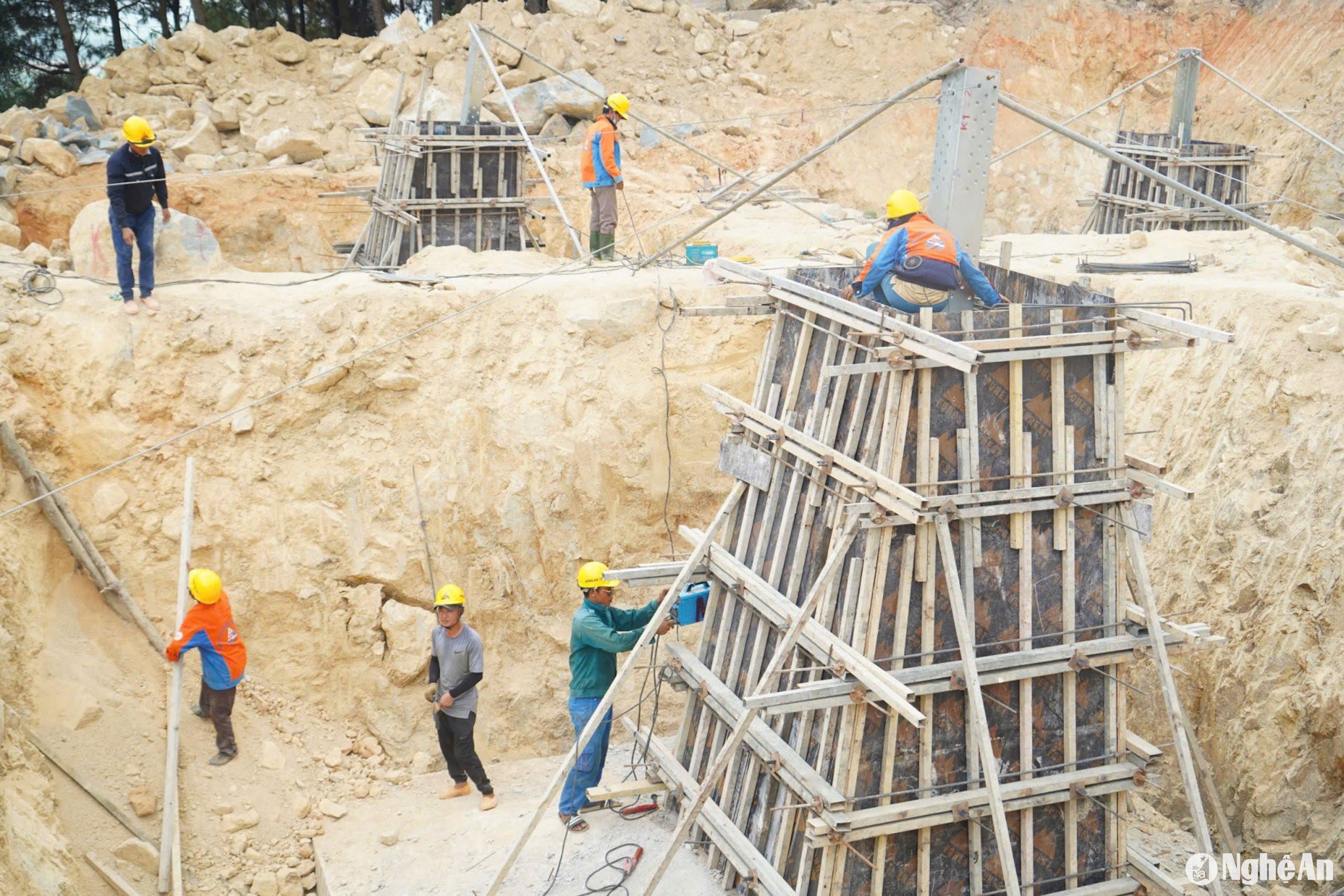 Tại Nghệ An, dự án đường dây 500kV mạch 3 có khoảng 2.000 người dân tham gia thi công với hơn 180.000 ngày công. Ảnh: Thu Huyền