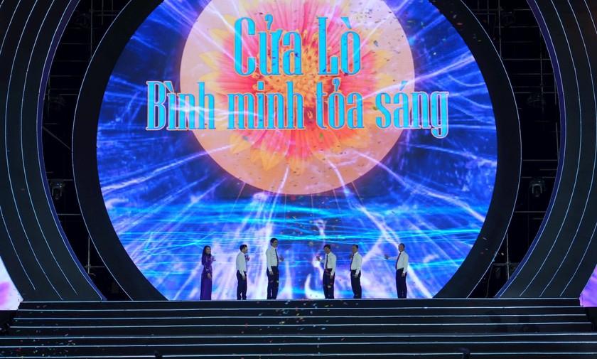 Các đại biểu thực hiện nghi thức khai mạc.