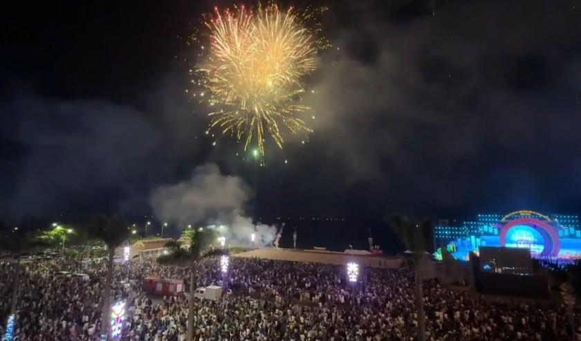 Rất đông khán giả chiêm ngưỡng màn bắn pháo hoa tại lễ khai mạc.