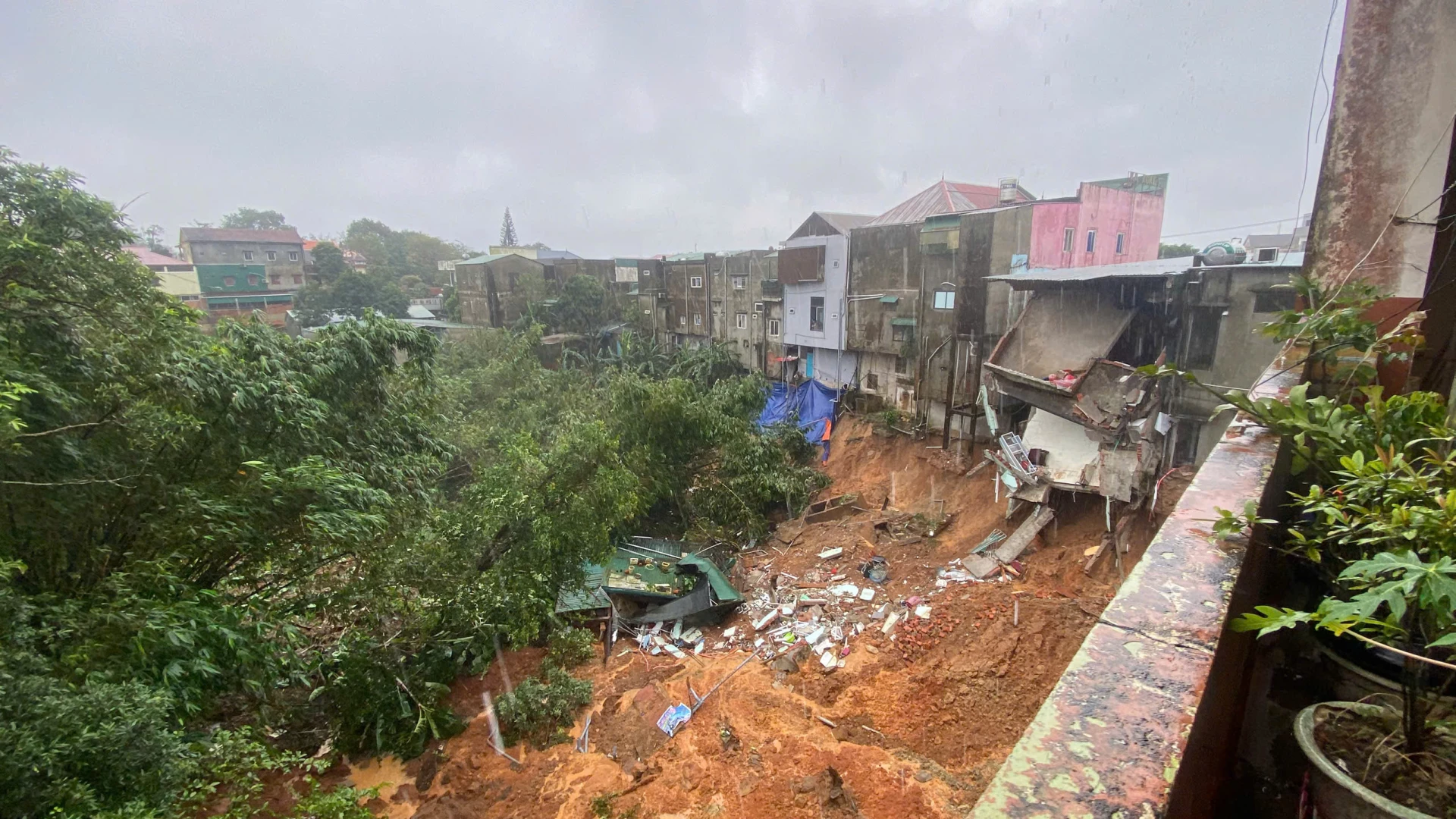 Nhiều ngôi nhà liền kề trên tuyến đường Hùng Vương xã Khe Sanh có nguy cơ đổ sập - Ảnh Phước Đạt